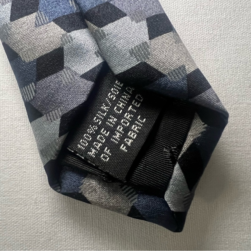 DKNY 100% Silk Men’s Designer Tie Gray Blue Geometric Business Casual Necktie - Picture 7 of 7